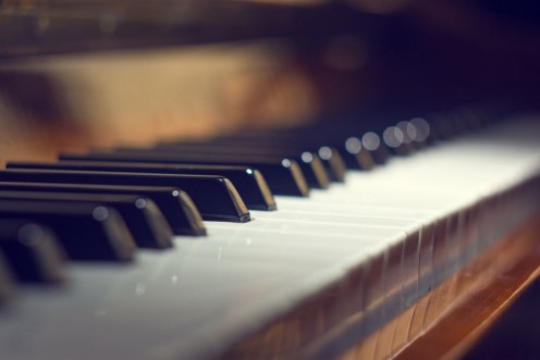 Afbeeldingen van Piano keyboard background with selective focus