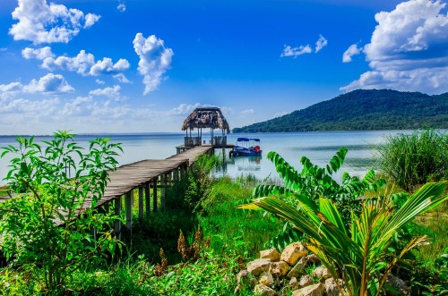 Afbeeldingen van Beautiful pier at Lake Peten - Guatemala