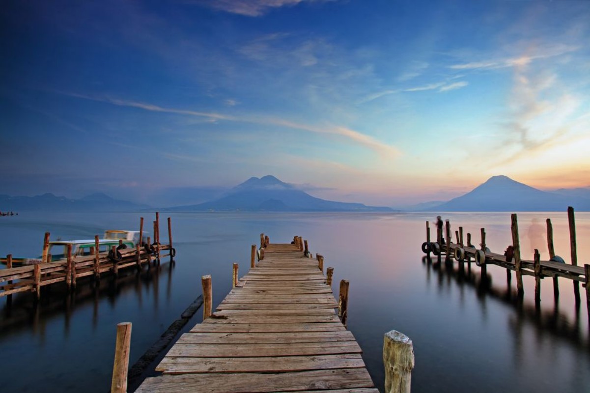 Bild på Colorful sunset at the Panajachel Pier with volcanoes in the background Lake Atitlan Guatemala Central America