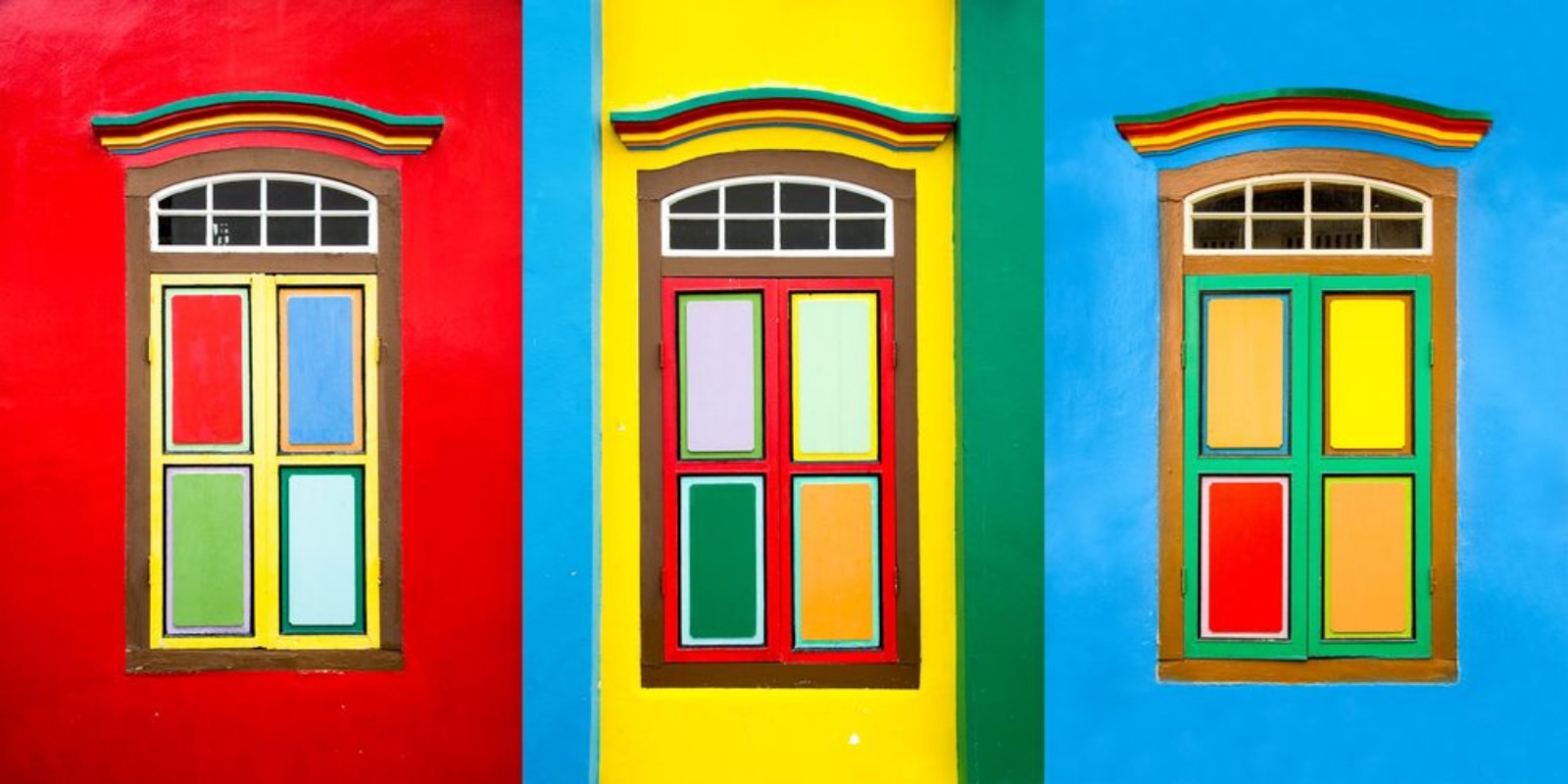 Afbeeldingen van Collage of 3 colorful windows on the facade of a house in Little India Singapore