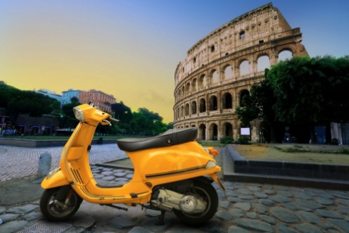 Afbeeldingen van Yellow vintage scooter on the background of Coliseum