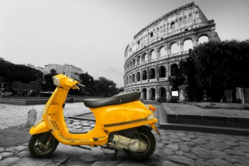 Afbeeldingen van Yellow vintage scooter on the background of Coliseum