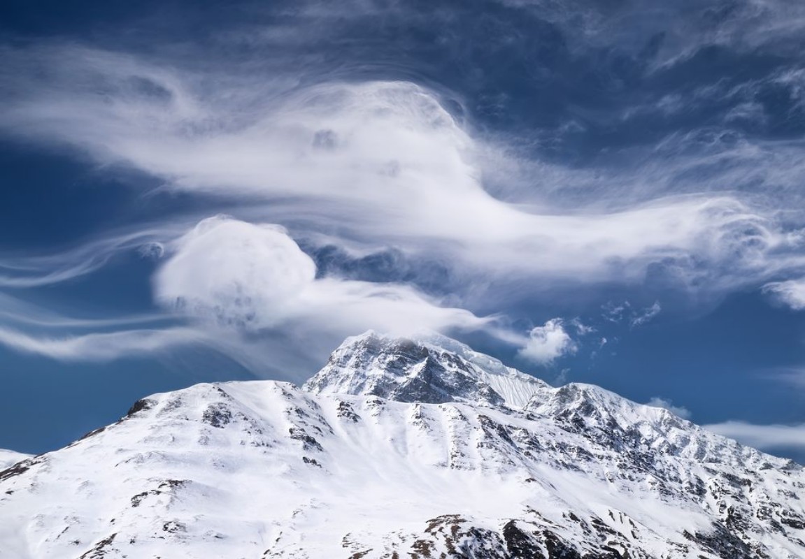 Afbeeldingen van High mountain range and sky with clouds Natural landscape