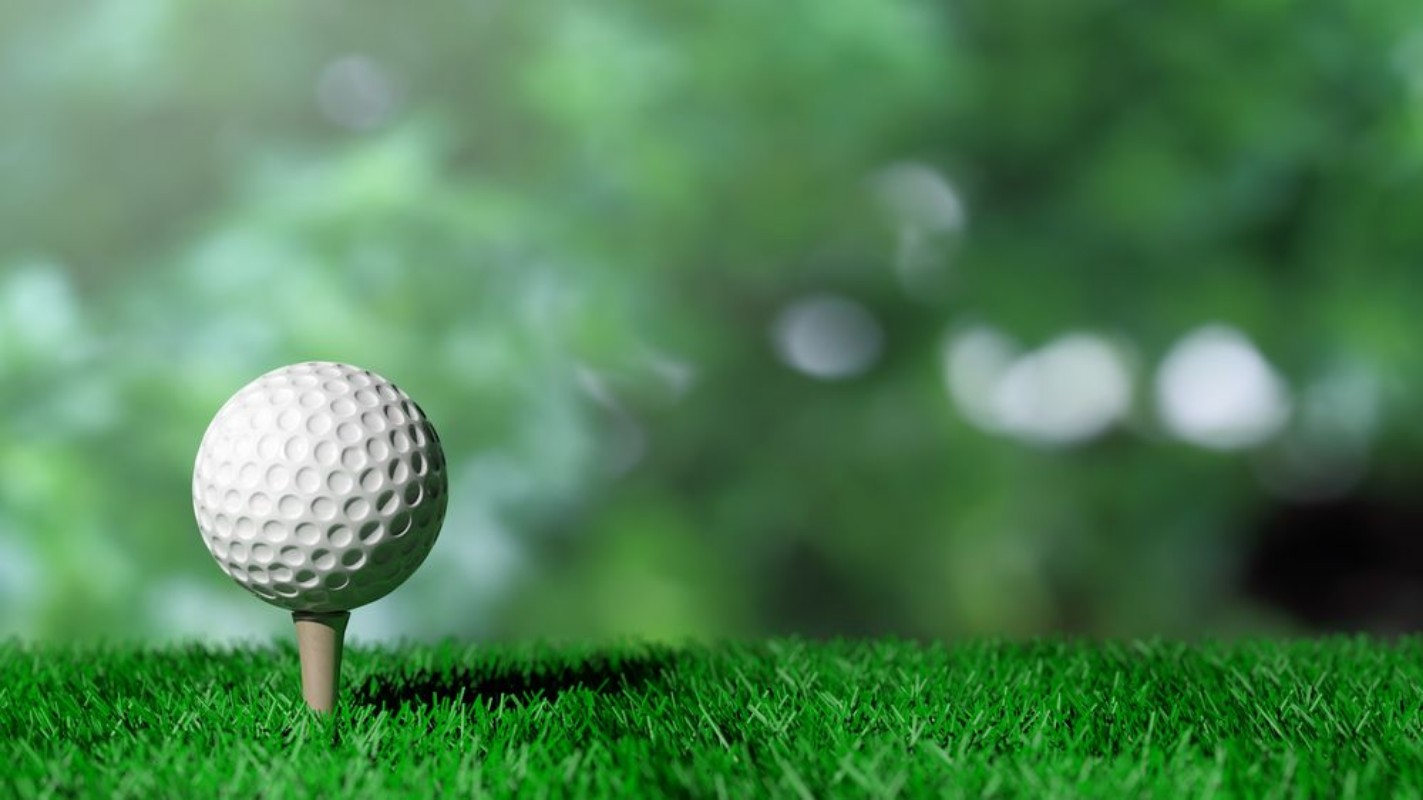 Afbeeldingen van Golf ball on green turf and green background