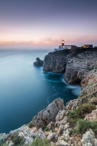 Imagem de Anochecer desde acantilado con faro iluminando