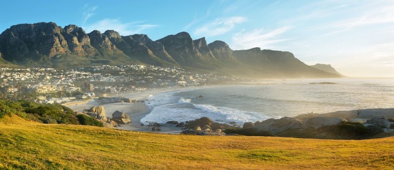 Afbeeldingen van Camps Bay Beach in Cape Town South Africa with the Twelve Apostles in the background