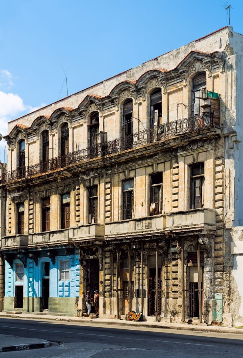 Afbeeldingen van HAVANA - FEB 13 Two men standing in the doorway of an old building in Havana photographed on February 13 2015