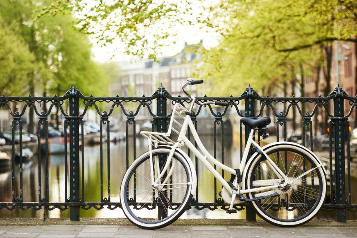 Afbeeldingen van Bike on amsterdam street in city