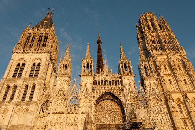 Afbeeldingen van Famous Notre-Dame de Rouen cathedral at twilight