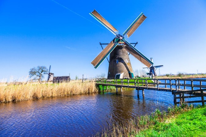 Afbeeldingen van Traditional Holland countryside - Kinderdijk valley of windmill