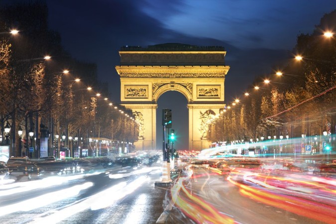 Afbeeldingen van Arc De Triomphe and light trails Paris