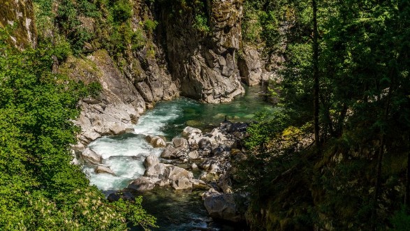 Afbeeldingen van The Coquihalla River as it winds its way through the canyon at the Othello Tunnels park