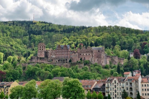 Afbeeldingen van Heidelberg Castle in Wooded Hills Overlooking Town