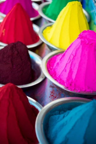 Afbeeldingen van Colorful piles of Indian bindi powder dye at outdoor local Devaraja Market in Mysore India blue yellow red green pink and purple