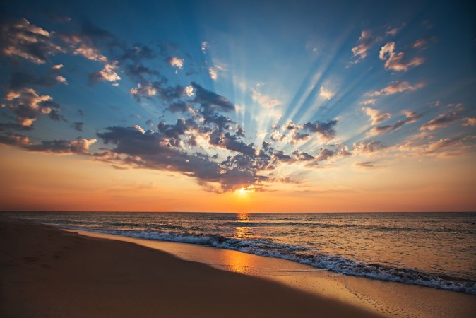 Image de Beautiful cloudscape over the sea sunrise shot