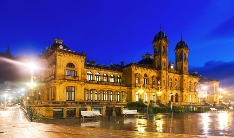 Bild på City hall in autumn evening San Sebastian