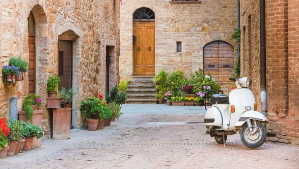 Image de Italian streets in the Tuscan small town and a popular single-tr