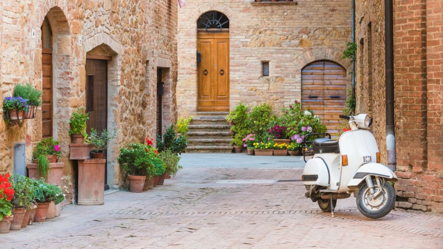 Image de Italian streets in the Tuscan small town and a popular single-tr