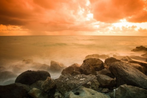 Afbeeldingen van Bad weather Stormy weather on the stone coast during a fiery or