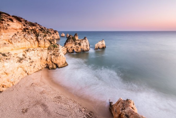 Afbeeldingen van Playa de los tres hermanos desde acantilado en Portimao Algarve Portugal