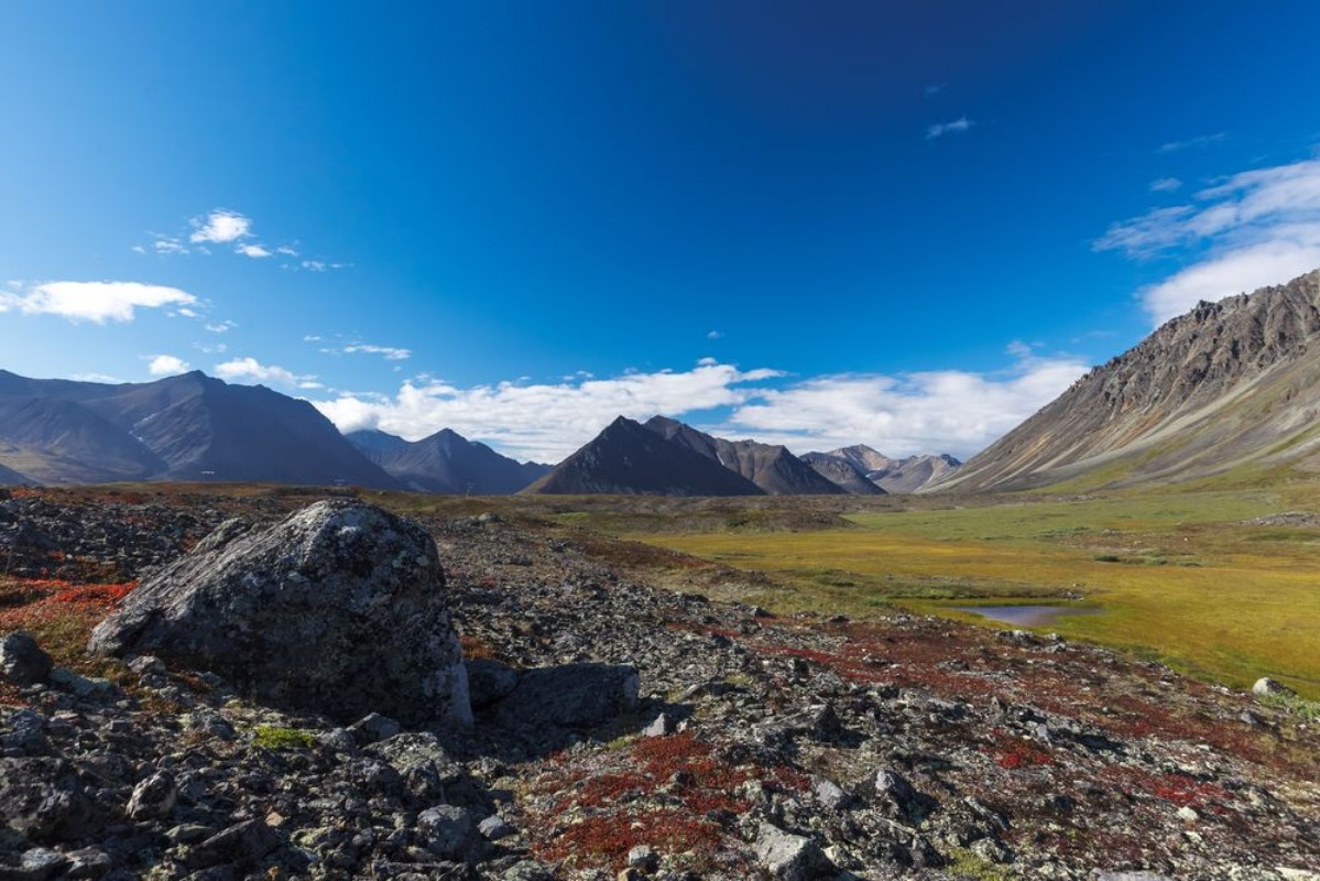 Afbeeldingen van Colorful rocky tundra in front of river valley between mountain
