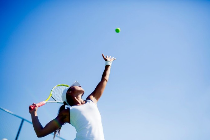 Afbeeldingen van Beautiful female tennis player serving