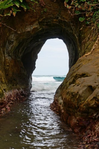 Image de Natural tunnel in the rock dug by sea waves