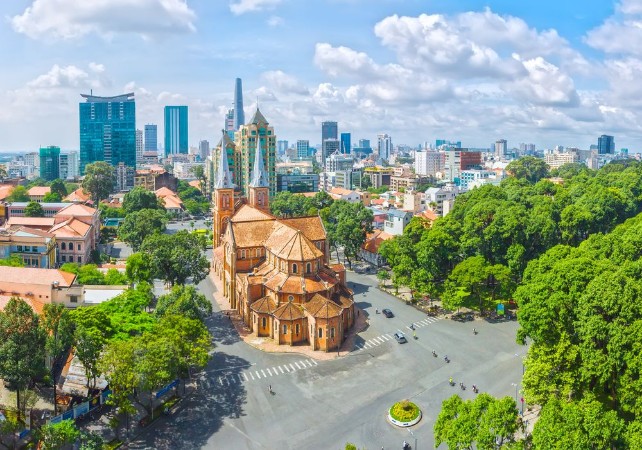 Picture of Ho Chi Minh City is a sunny day underneath Notre Dame buildings over a hundred years old so far is the high-rise buildings for the economic development of Vietnam today