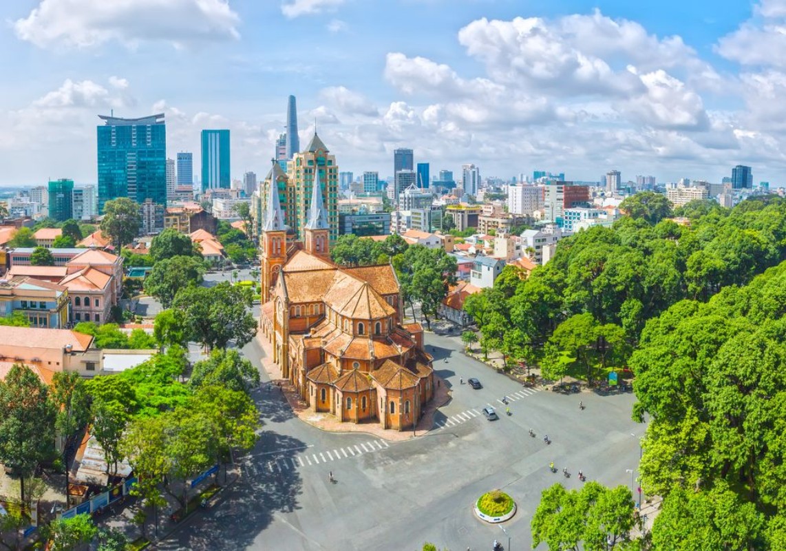 Afbeeldingen van Ho Chi Minh City is a sunny day underneath Notre Dame buildings over a hundred years old so far is the high-rise buildings for the economic development of Vietnam today