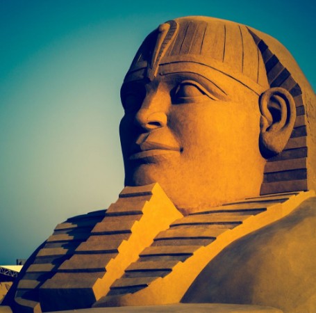 Bild på Egyptian sphinx - modern sandy sculpture