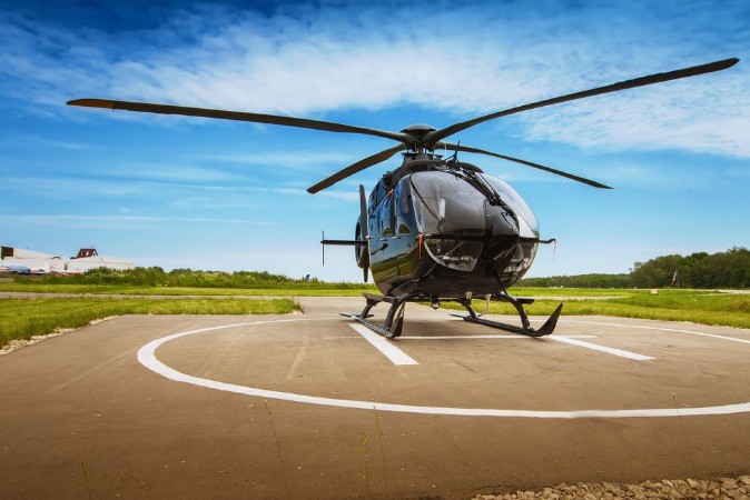 Afbeeldingen van The helicopter in airfield