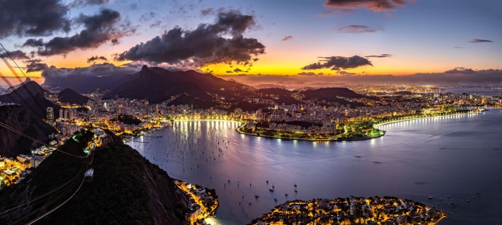 Bild på Panoramic view of Rio de Janeiro by night as viewed from Sugar Loaf peak
