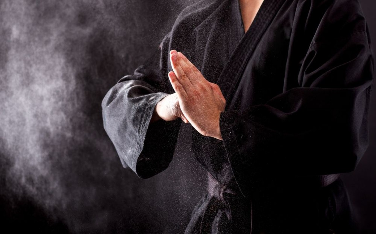 Afbeeldingen van Closeup of male karate fighter hands