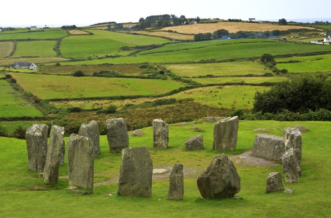 Bild på Drombeg Stone Circle in West Cork Ireland