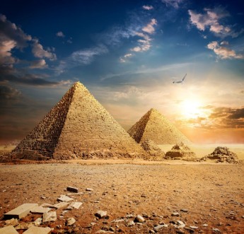 Afbeeldingen van Sunset over pyramids