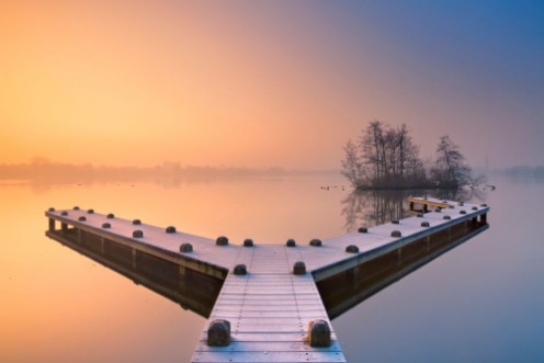 Bild på Jetty on a still lake on a foggy winters morning
