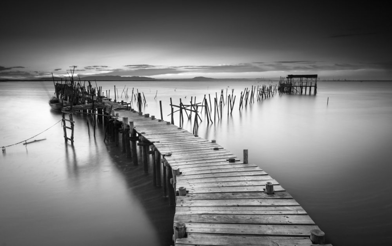 Bild på A peaceful ancient pier