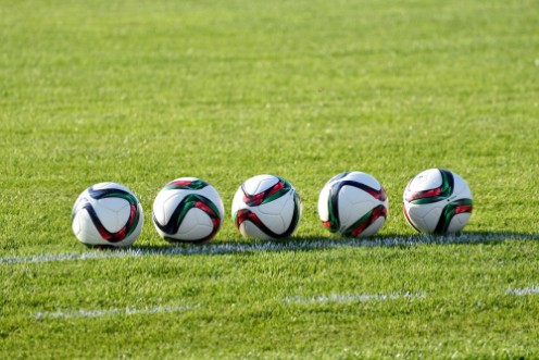 Afbeeldingen van Soccer balls on the field
