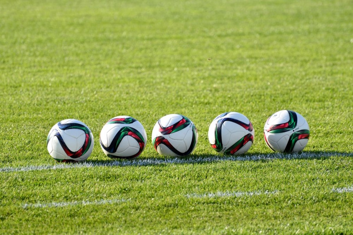 Afbeeldingen van Soccer balls on the field