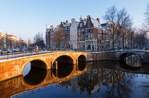 Afbeeldingen van Beautiful early morning winter view on one of the Unesco world heritage city canals of Amsterdam The Netherlands 