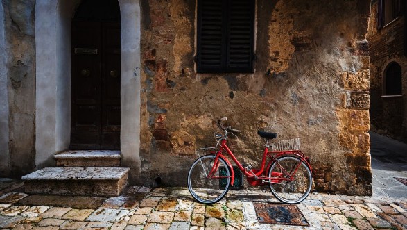 Afbeeldingen van Abandoned bike on the Italian street in the old Tuscany