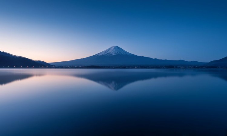 Bild på Mountain Fuji at dawn with peaceful lake reflection