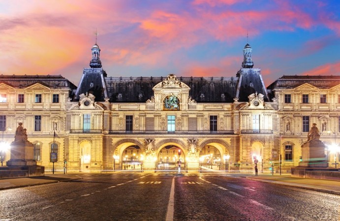 Afbeeldingen van Louvre Museum in Paris at sunrise France