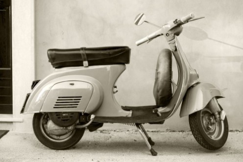Afbeeldingen van Classic Vespa scooter near the wall