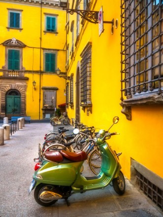 Afbeeldingen van European motorbikes scooters vespas parked in Lucca Italy