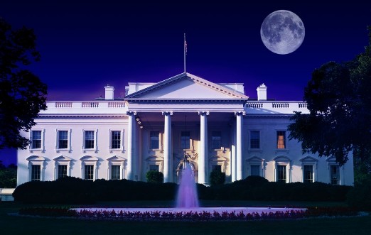 Afbeeldingen van Digital composite The White House Washington DC and full moon