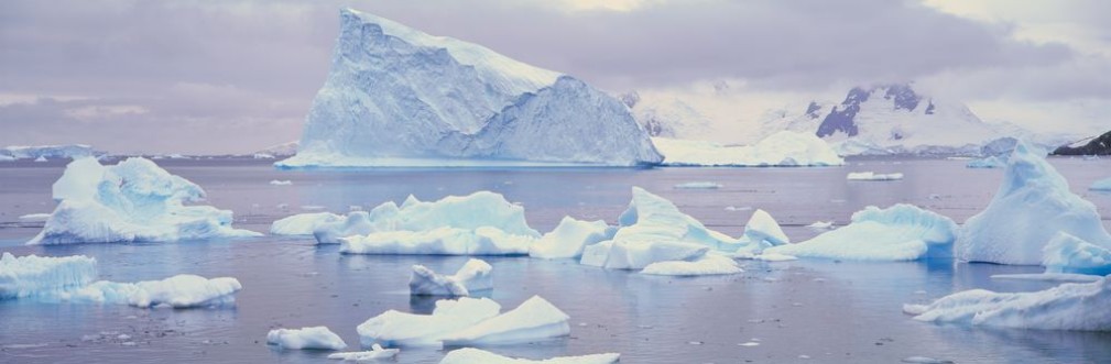 Image de Panoramic view of glaciers and icebergs in Paradise Harbor Antarctica
