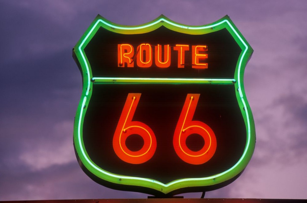 Afbeeldingen van A neon sign reading Route 66 in Barstow California