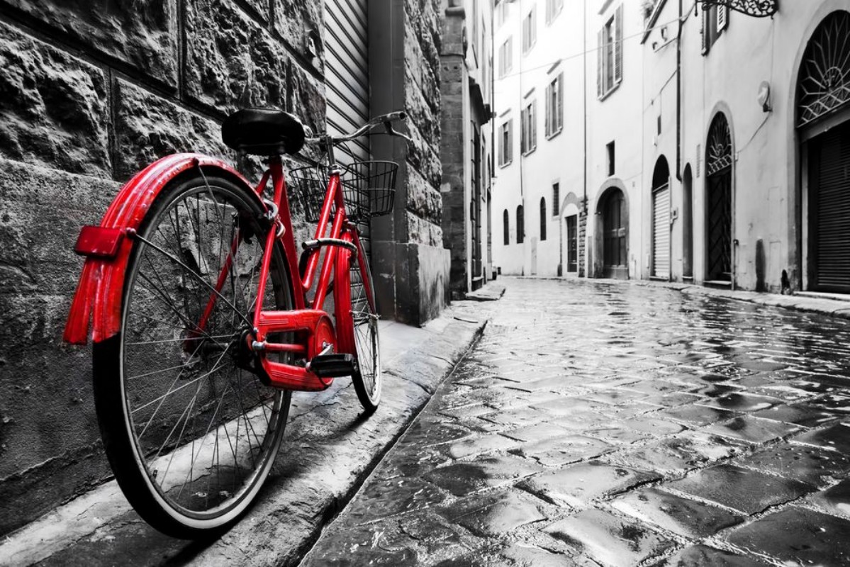 Afbeeldingen van Retro vintage red bike on cobblestone street in the old town Color in black and white