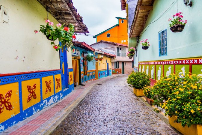 Afbeeldingen van Beautiful and colorful streets in Guatape known as town of Zocalos Colombia